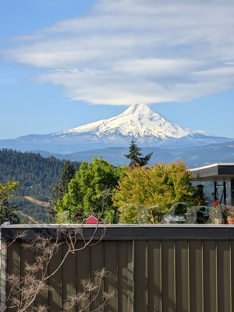 White Salmon House: 275 NE Tohomish, Upper Unit, White