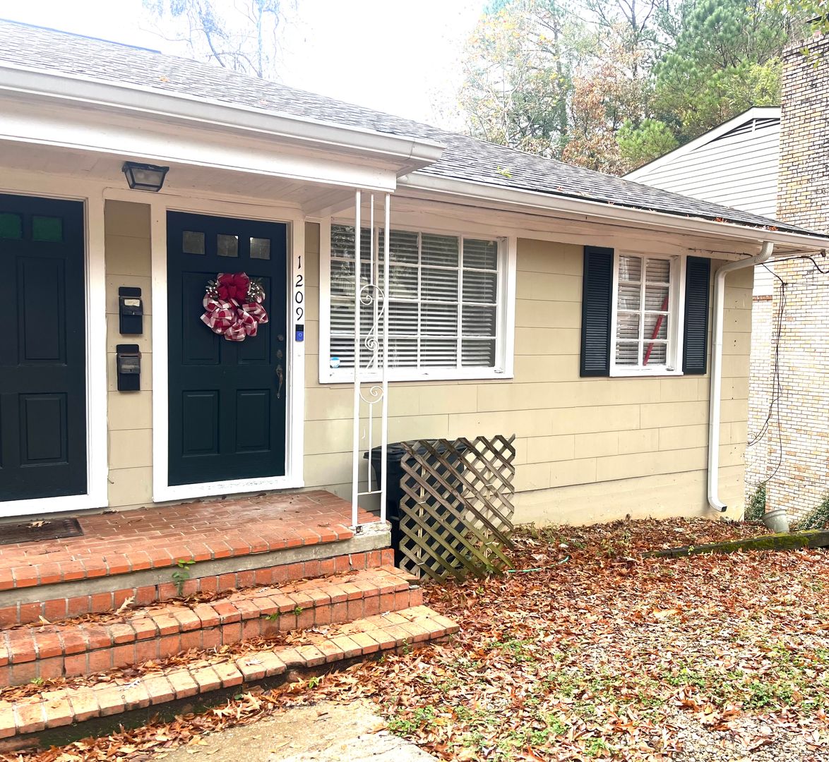 Jackson Apartment: 1207/1209 Linden