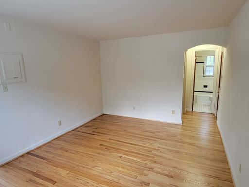 One Bedroom Garden Apartment Less Than a Mile to Clarendon Metro! – photo 1