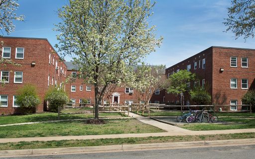 One Bedroom Apartment One Block to Huntington Metro – photo 1