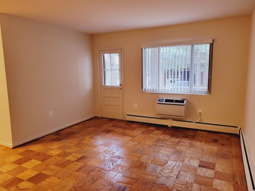 Renovated, Large One Bedroom Apartment - Walk to Rosslyn Metro! Views! – photo 1