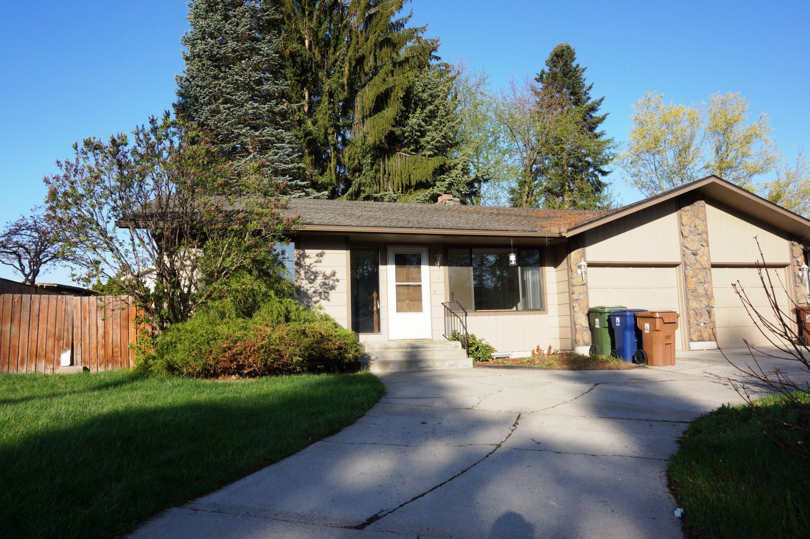 Spokane Apartment: 9615 and 9617 N. Indian Trail Road