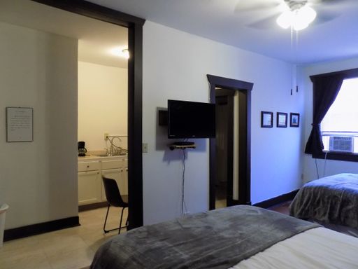 Downtown 1 bed/ 1 bath Suite – photo 1