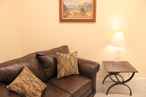 Fully Furnished Large One Bedroom Suite – photo 1