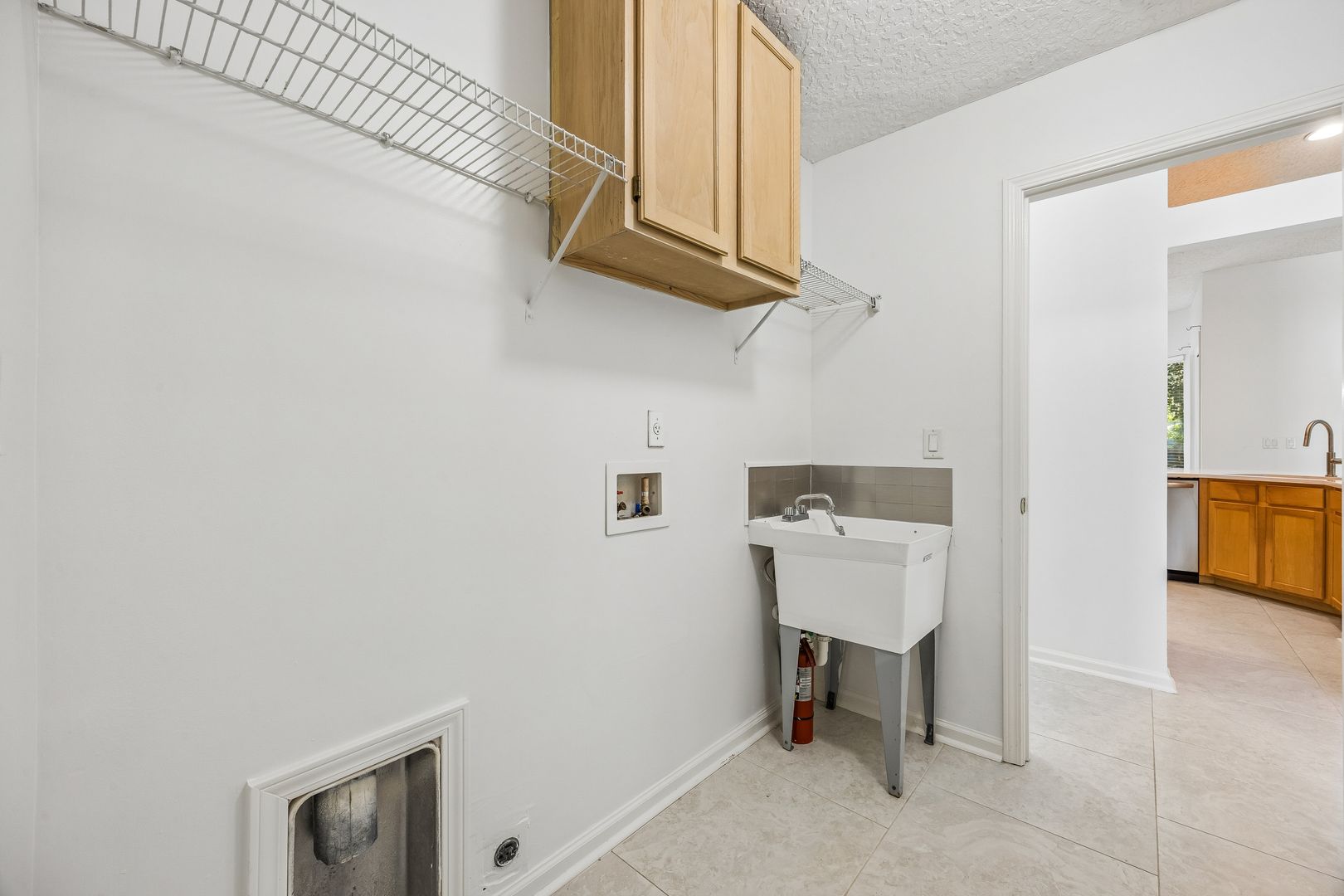 Laundry room at Abaco Island Dr 96081