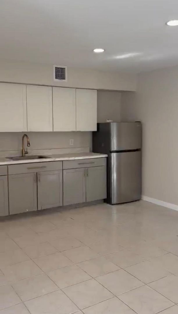 Newark Apartment: 351 15th Ave