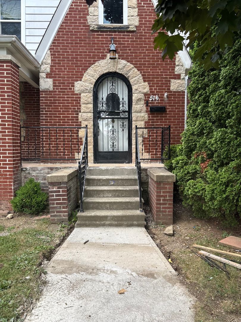 Columbus House: 516 Wrexham Avenue