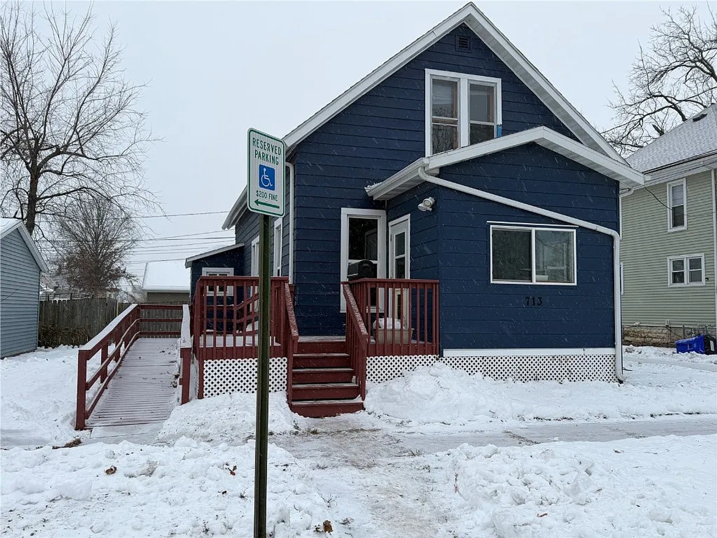 Cedar Rapids House: 713 7th Ave SW