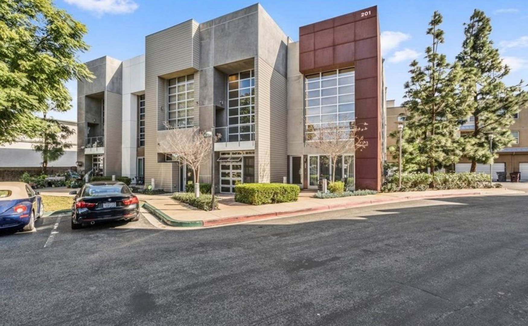 Santa Ana Townhome: 207 E. City Place Dr.