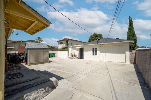 Cozy standalone 1 bedroom/1 bath with large enclosed yard.