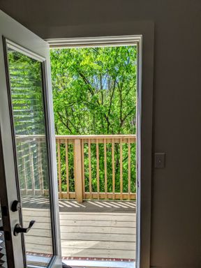 Beautiful, Spacious Townhome in Central Location - Popular Floor Plan – photo 1