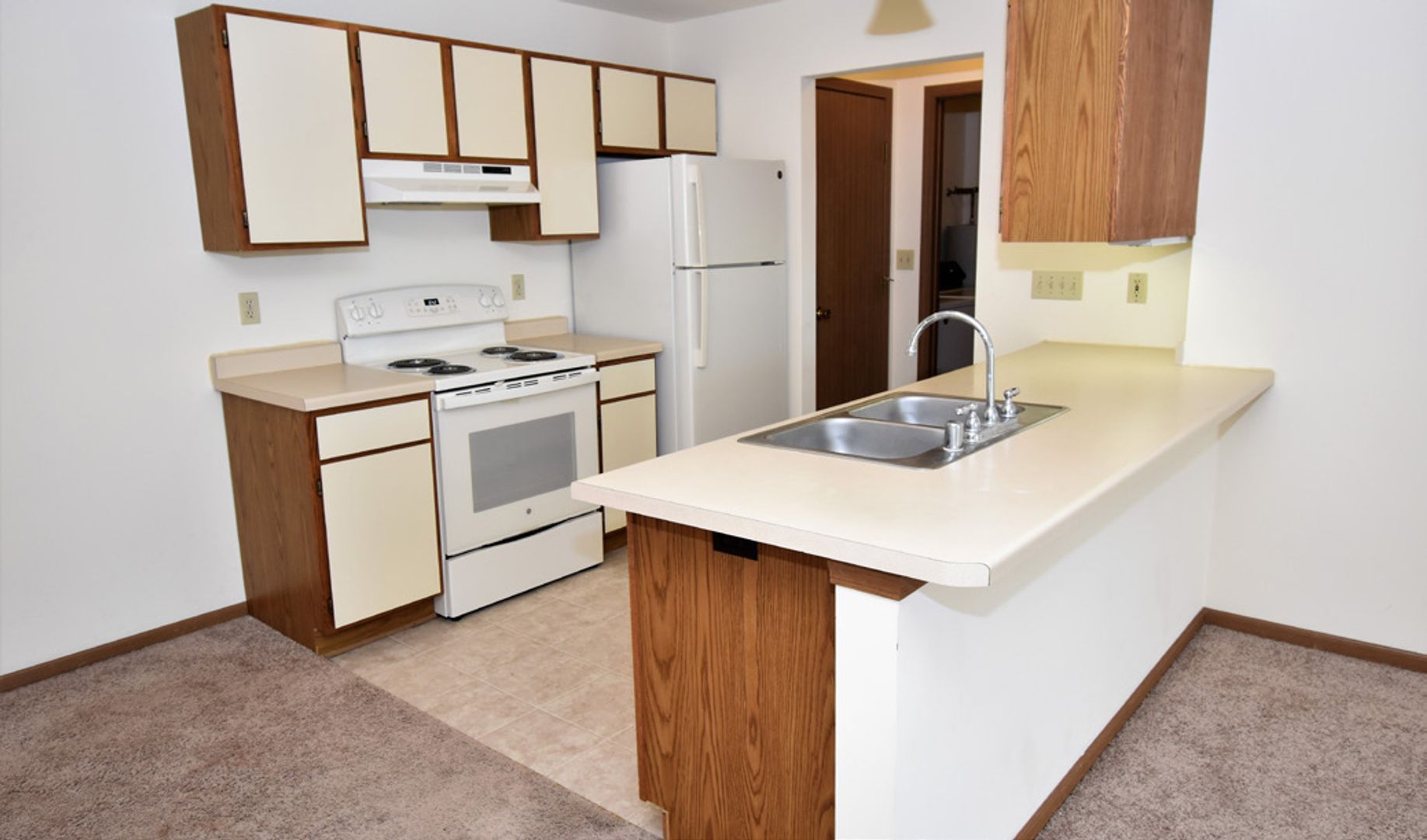 Menomonee Falls Apartment: N91 W16995-W17155 Apple Tree Court