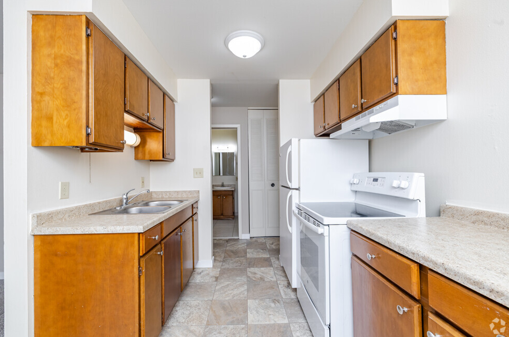 Milwaukee Apartment: 2466 - 2480 N Oakland Ave