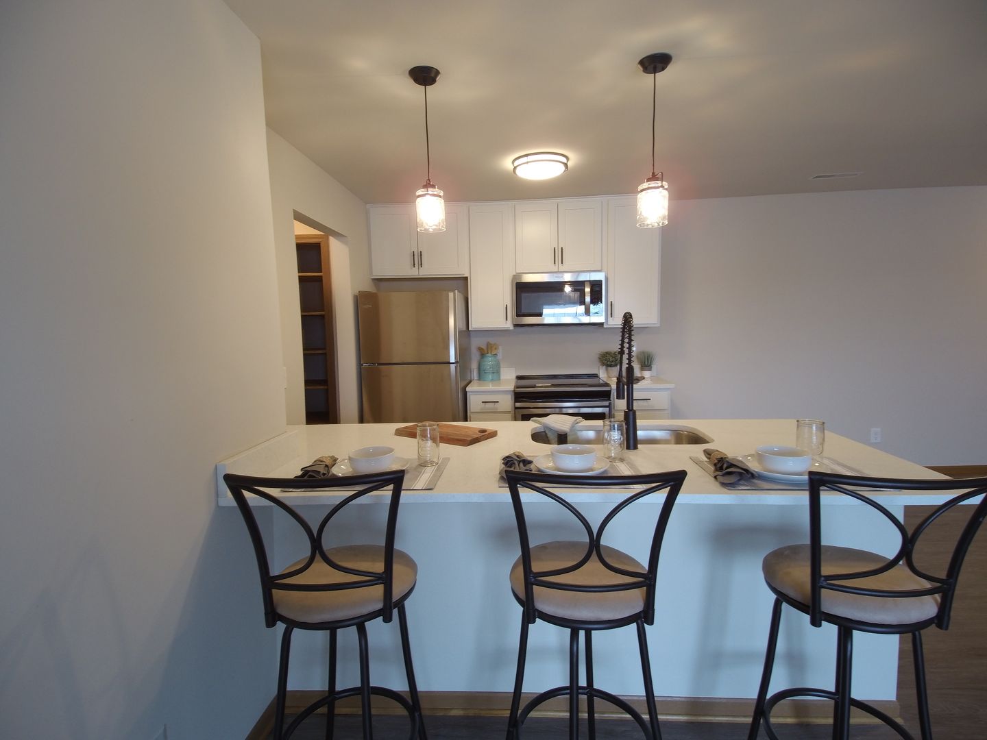 Menomonee Falls Apartment: N91 W16995-W17155 Apple Tree Court