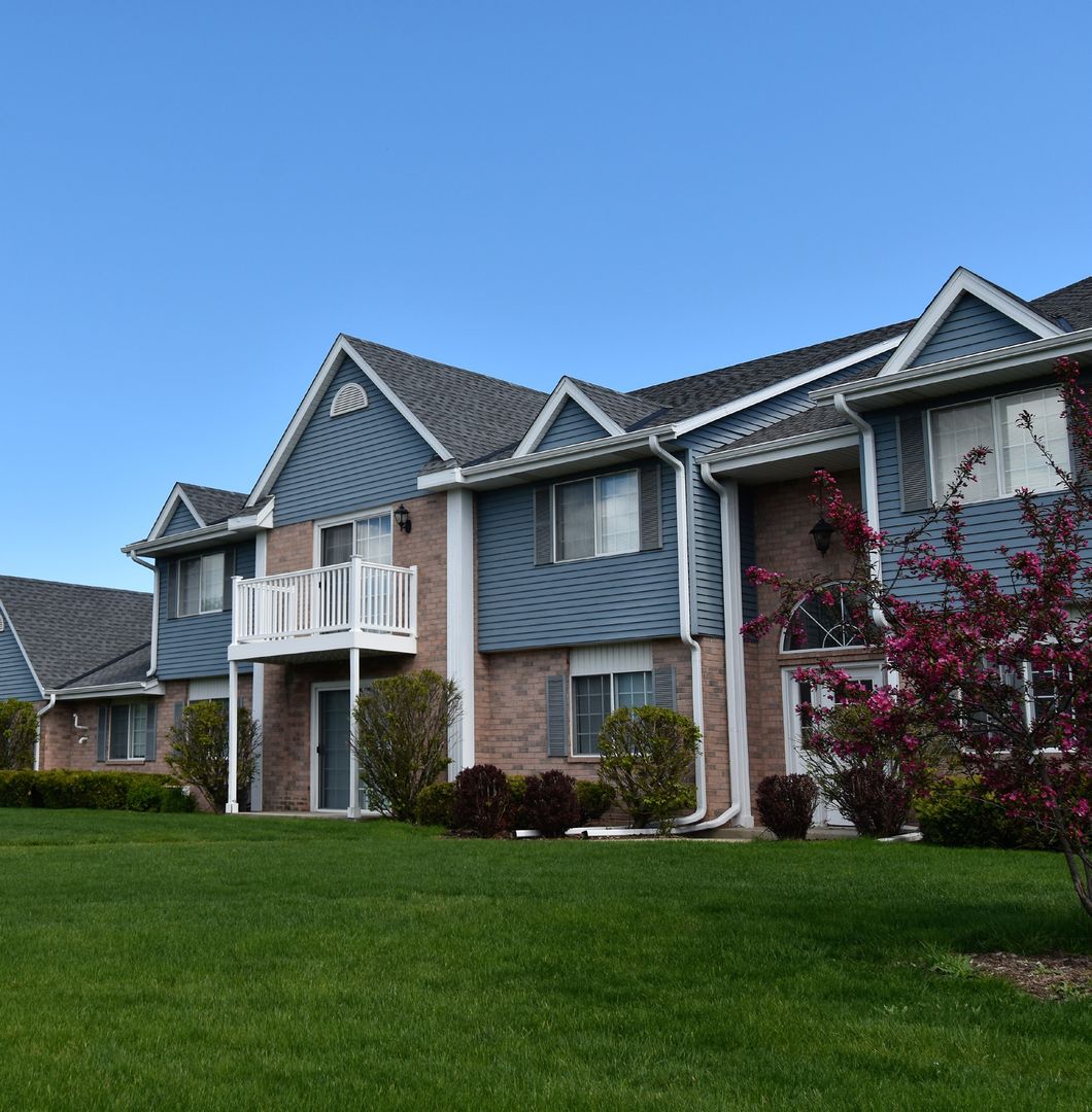 Menomonee Falls Apartment: N91 W16995-W17155 Apple Tree Court