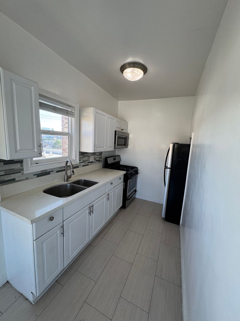 Los Angeles Apartment: 250 S Kenmore Ave