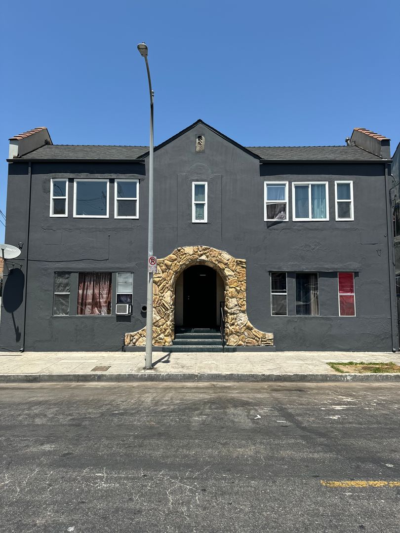 Los Angeles Apartment: 807 w. 43rd street