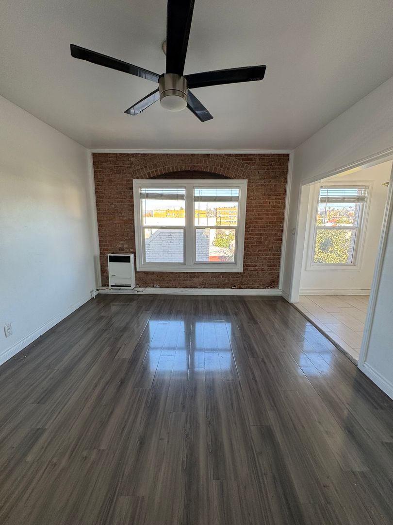Los Angeles Apartment: 250 S Kenmore Ave