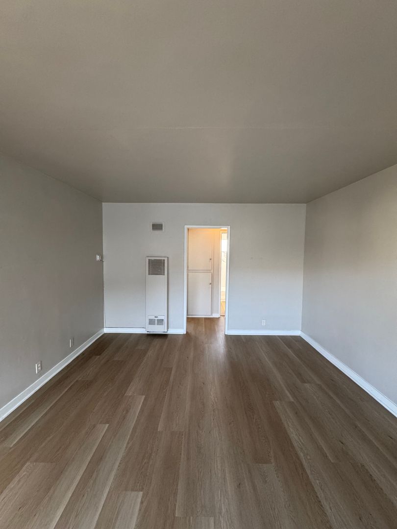 Los Angeles Apartment: 6714 11th Ave