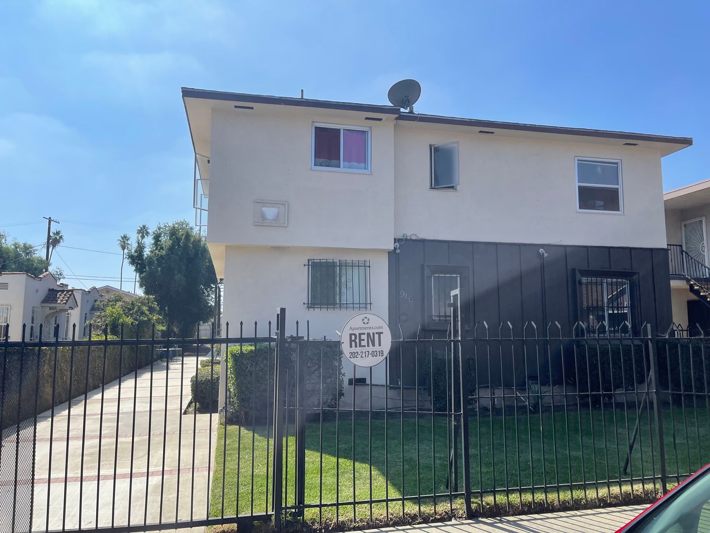 Los Angeles Apartment: 916 West 84th St