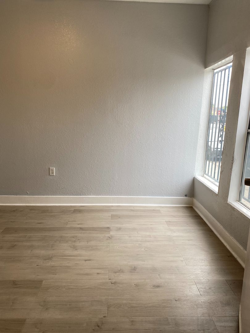 Los Angeles Apartment: 807 w. 43rd street