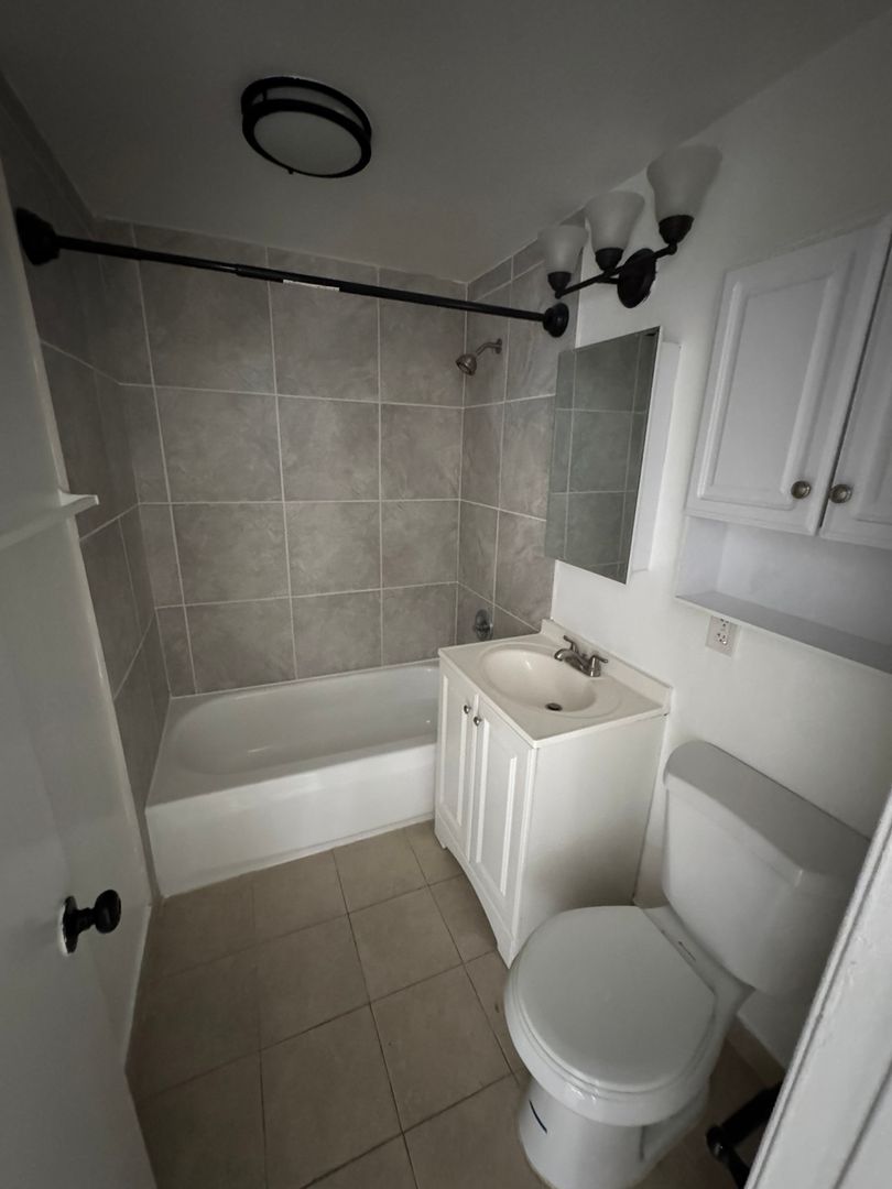 Los Angeles Apartment: 1101 W 45th Street