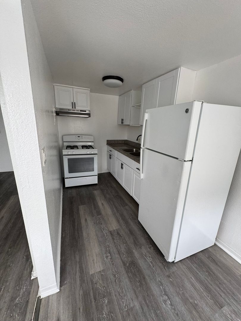 Los Angeles Apartment: 1101 W 45th Street