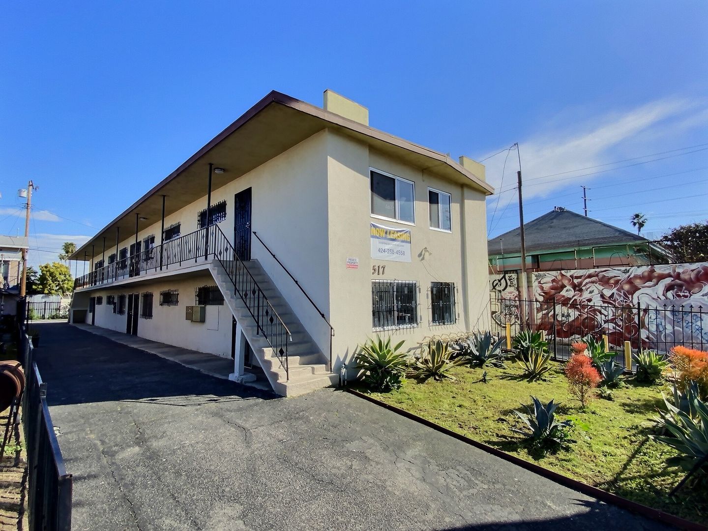 Los Angeles Apartment: 517 West 84th Street