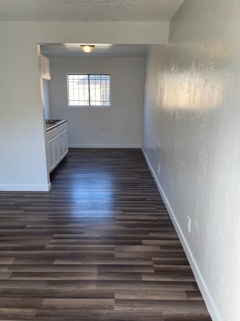 Los Angeles Apartment: 517 West 84th Street