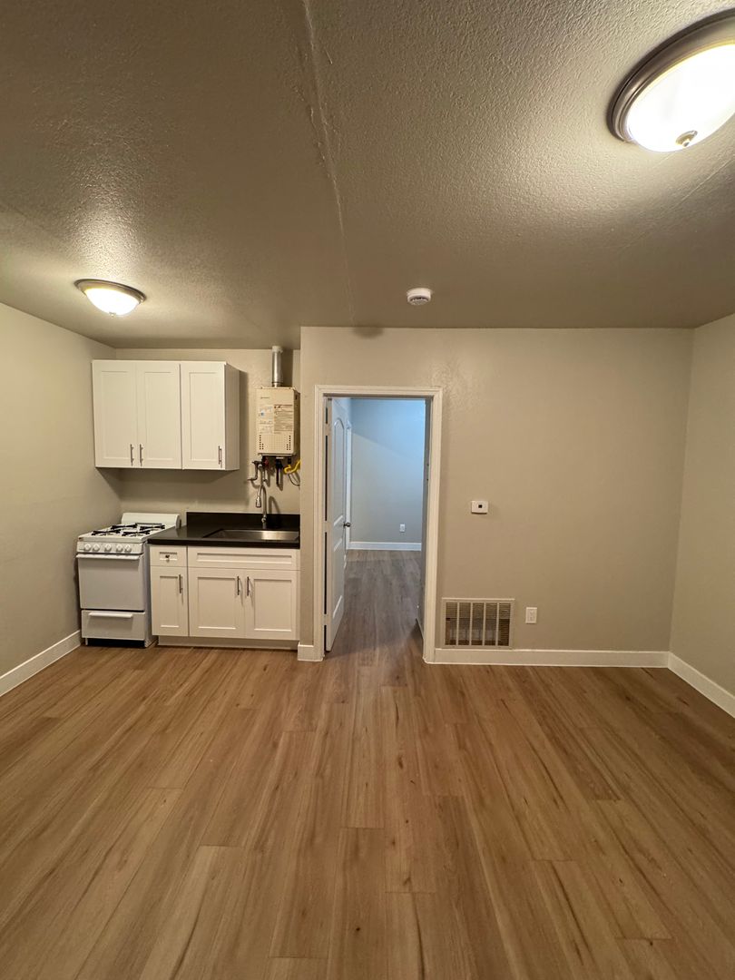 Los Angeles Apartment: 928 W 83rd St