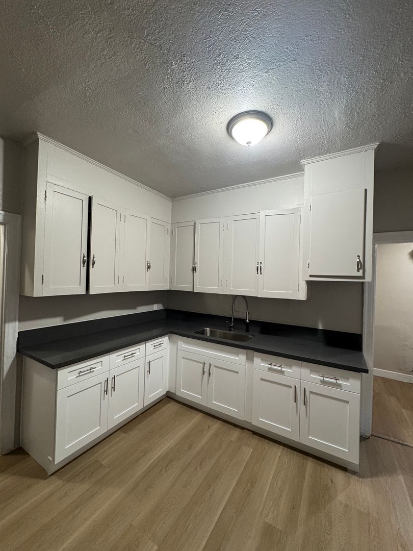 Los Angeles Apartment: 807 w. 43rd street
