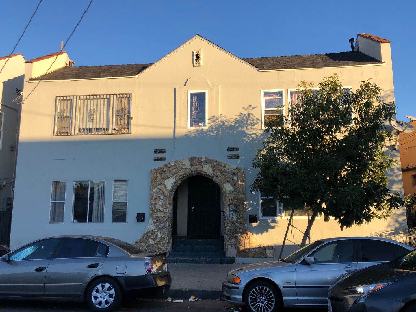 Los Angeles Apartment: 807 w. 43rd street