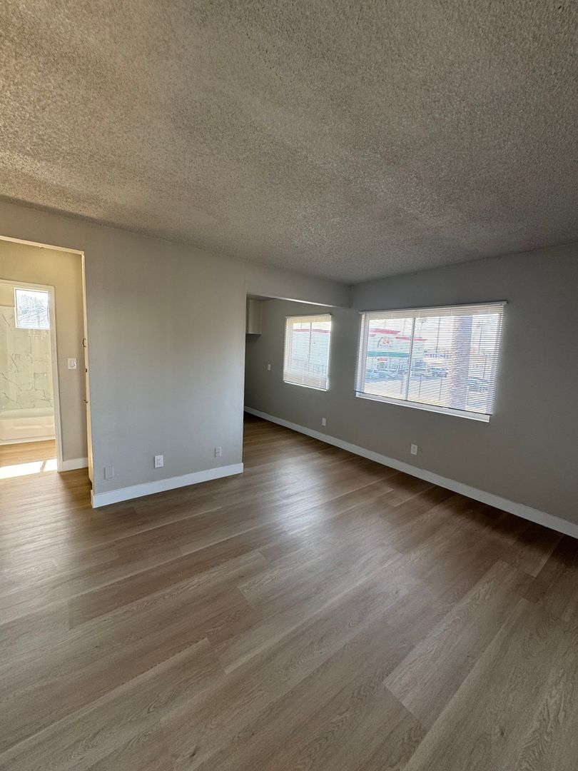 Los Angeles Apartment: 517 West 84th Street