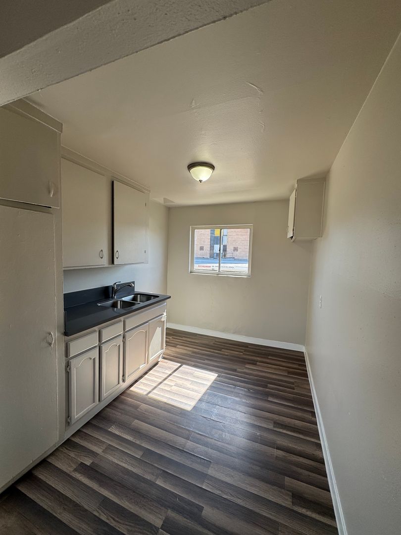 Los Angeles Apartment: 517 West 84th Street