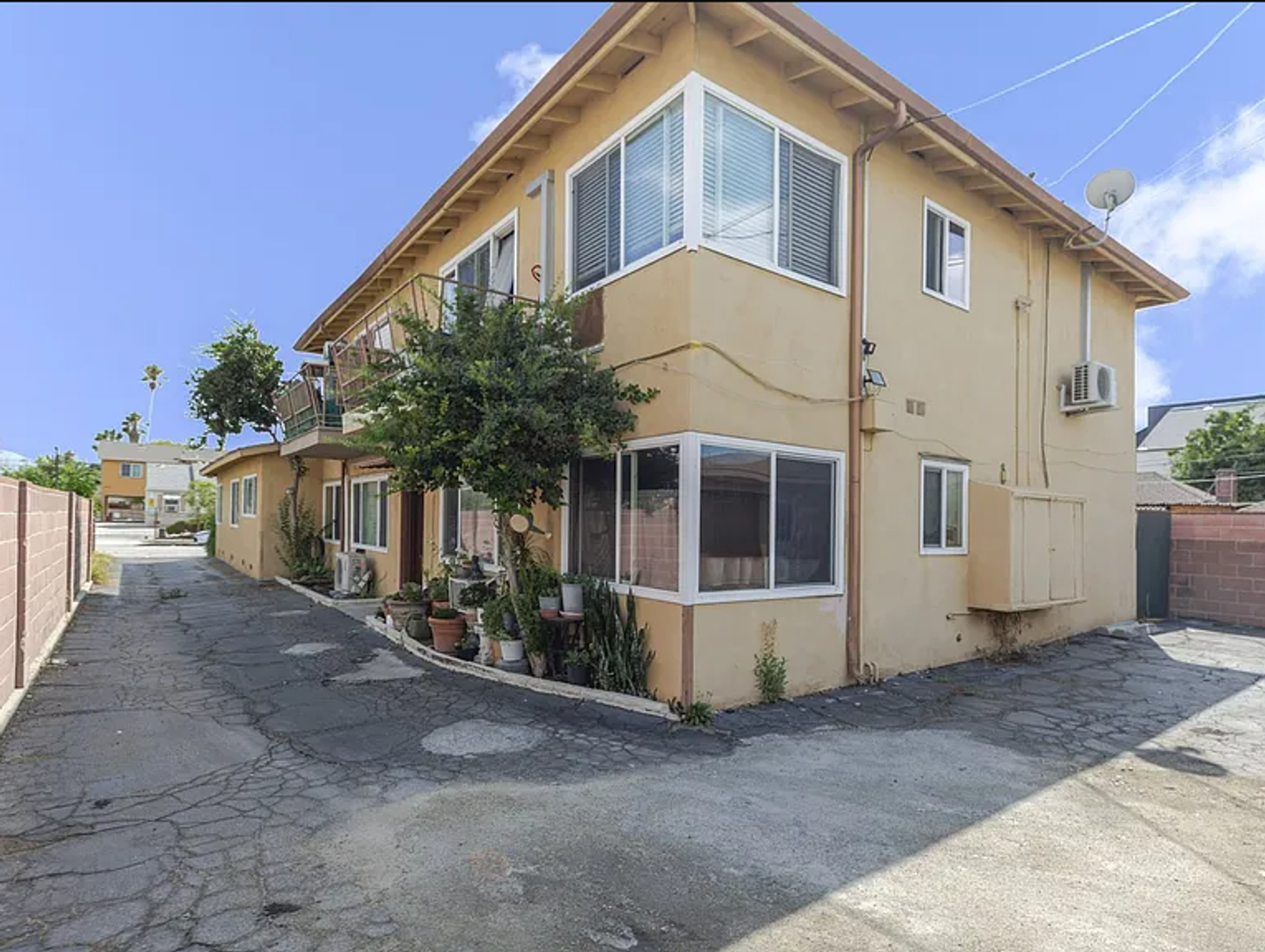 North Hollywood Apartment: 6623 Troost Avenue