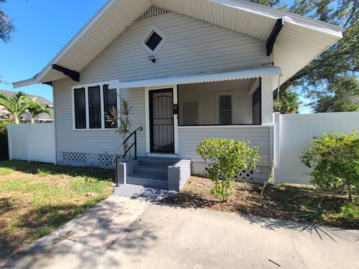 Charming Two bedroom one bath with huge backyard – photo 1