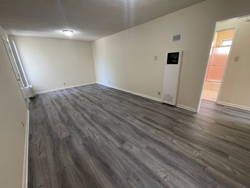 $2245 Stylish and Spacious 2nd floor 2 Br/1 Ba in central Glendale – photo 1