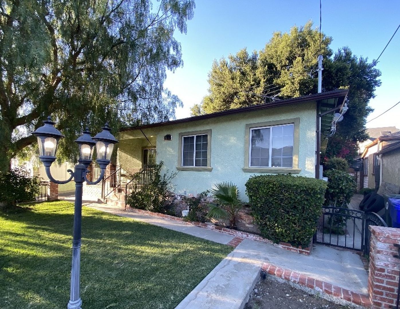 Montrose House: 2551 Evelyn Street