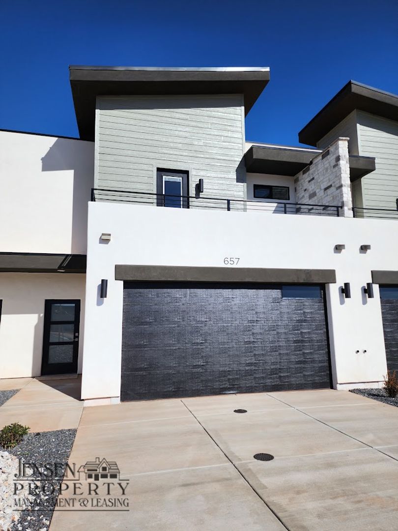 Newer Three Bedroom Town Home-Crimson Park