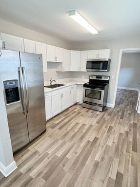 New Remodeled - 3 Bedroom 2 Bath Duplex - 2 Assigned Parking Spaces – photo 1