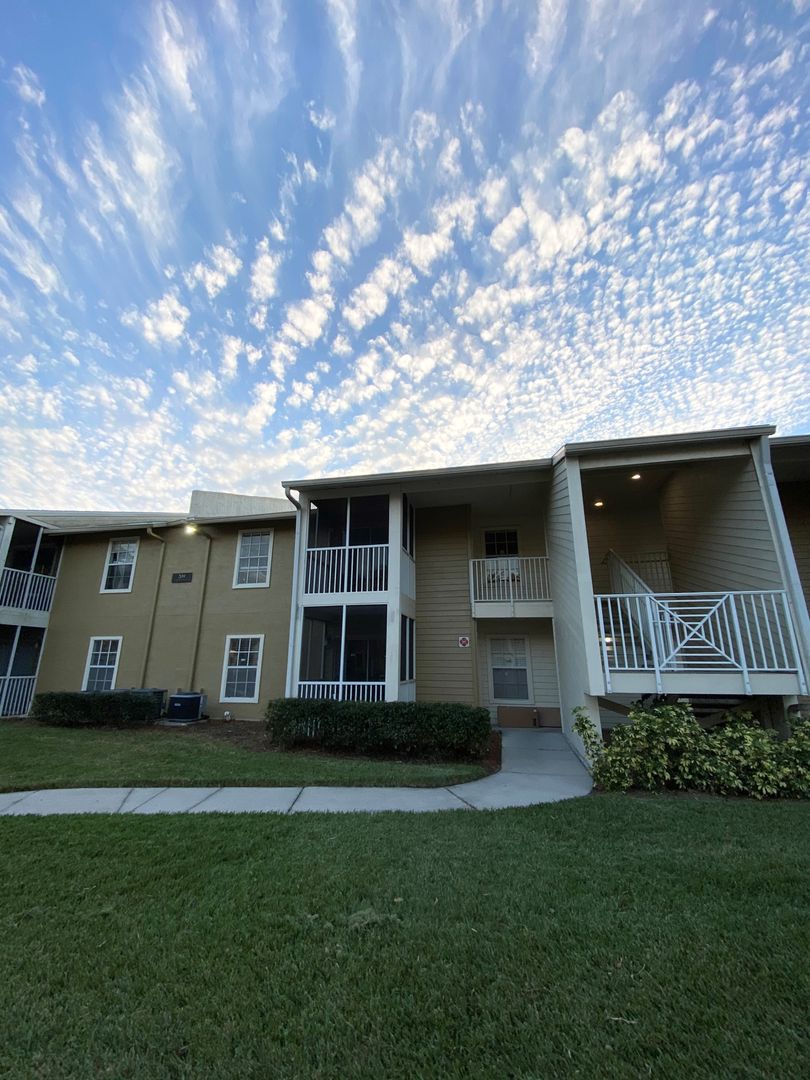 Brandon Condo: 209 Lake Brook Circle 203