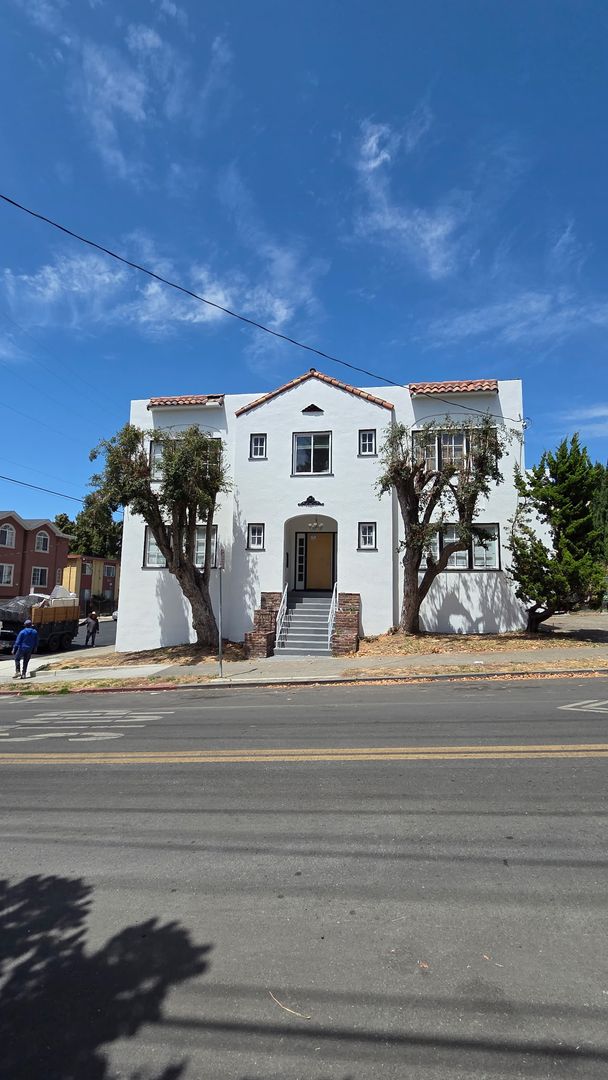 Oakland Apartment: 2201 11th Ave.