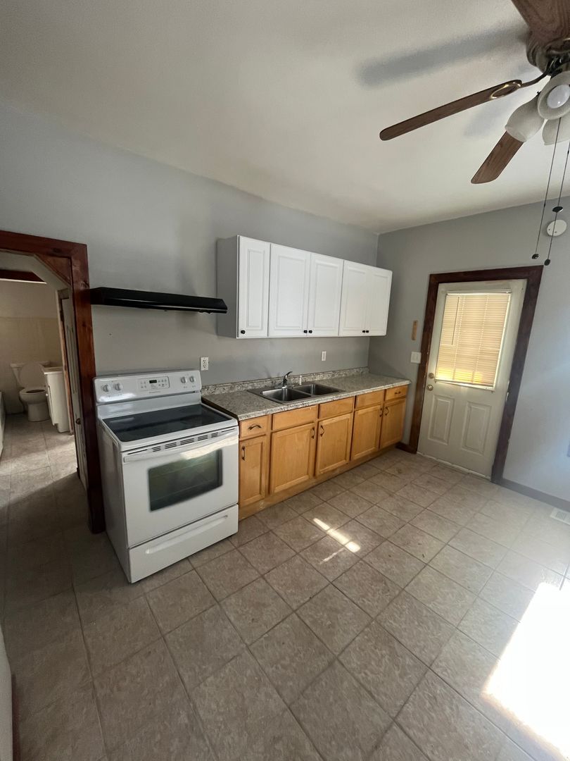 Moline Apartment: 1832 16th Avenue