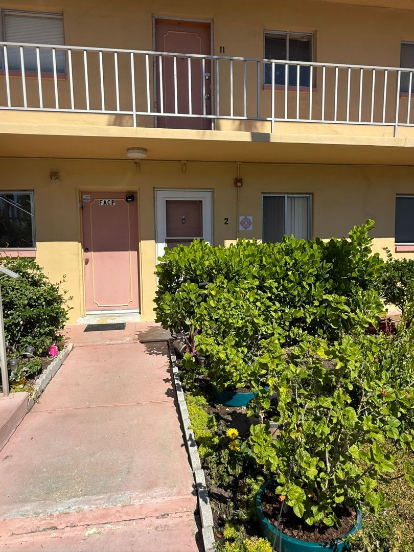 Clearwater Condo: 2003 Greenbriar Blvd. Unit A-2