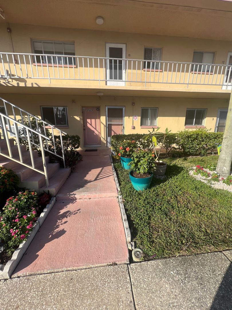 Clearwater Condo: 2003 Greenbriar Blvd. Unit A-2