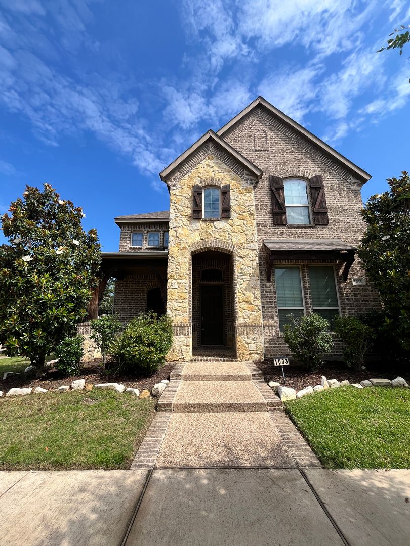 Arlington House: 1033 Lone Ivory Trail