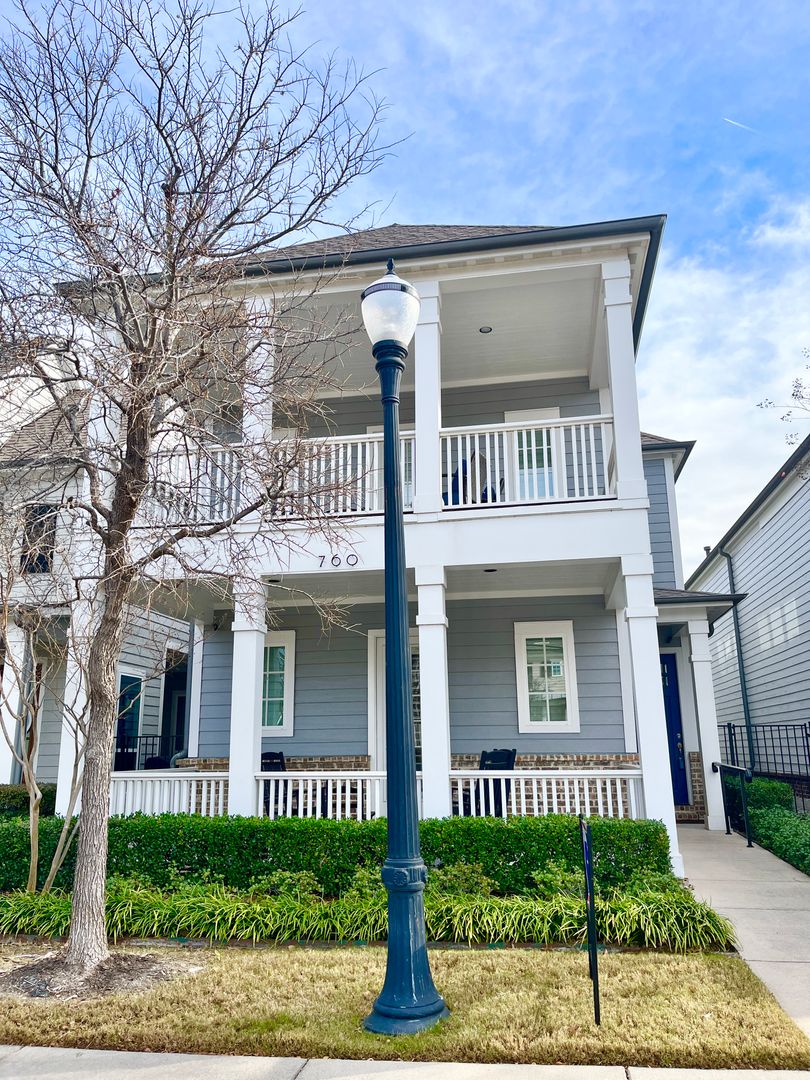 Coppell House: 760 S Coppell Road