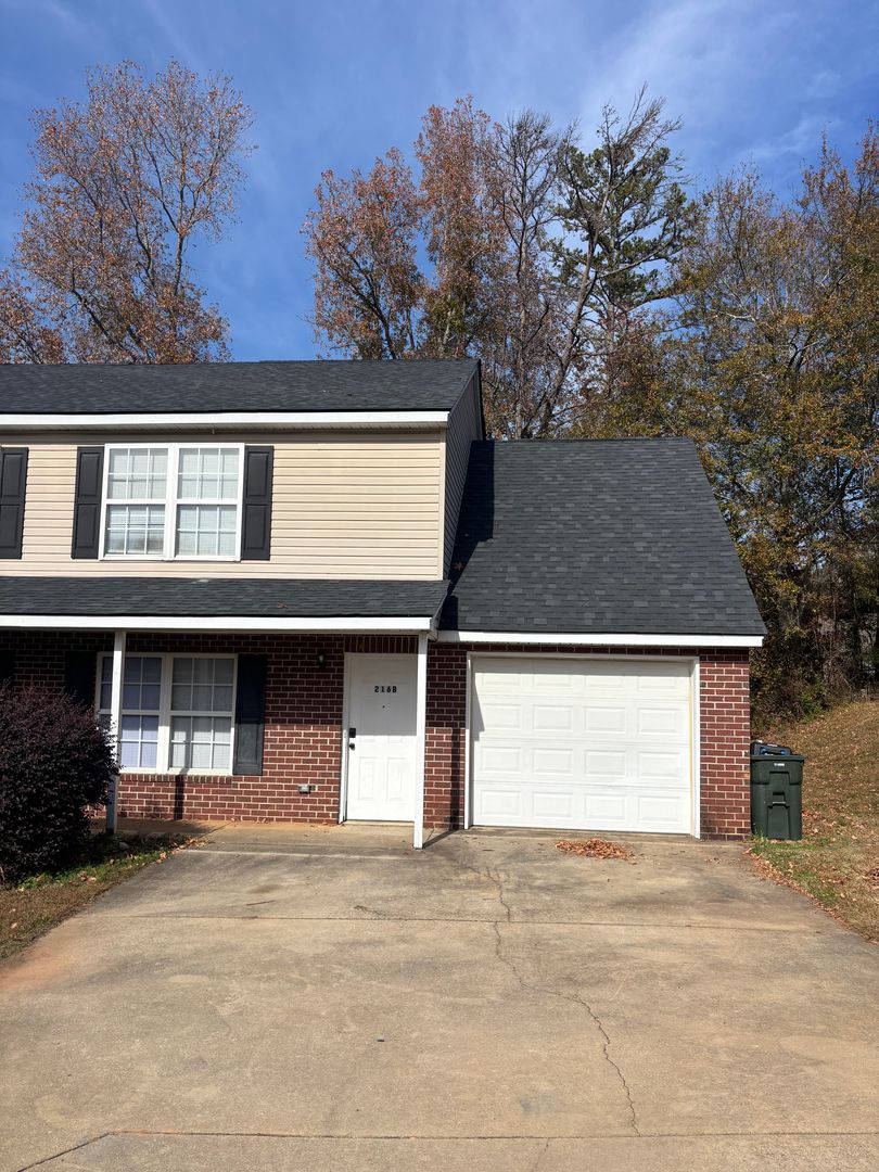 Easley Apartment: 216 Springfield Circle