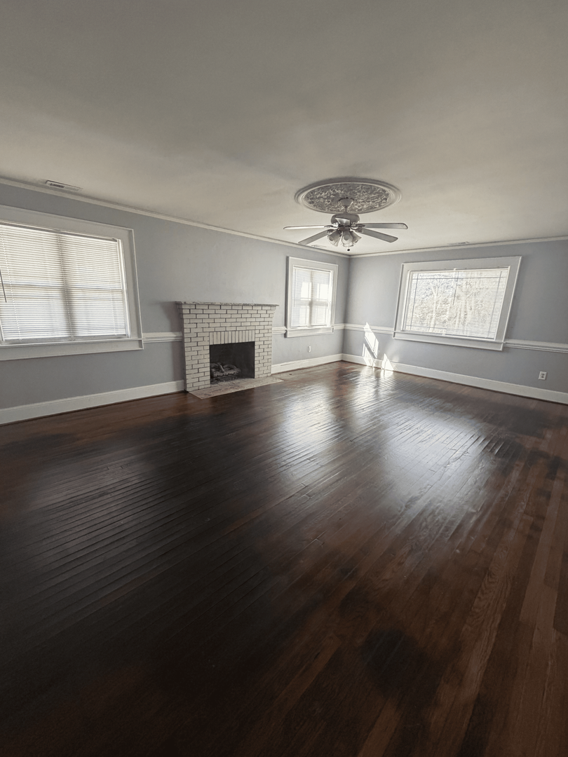 Easley House: 1712 Gentry Memorial Hwy.