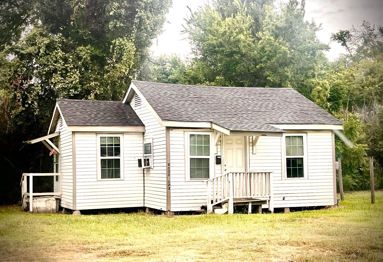 Lake Charles House: 2111.5 4th St.